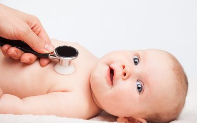 newborn-check-up-tests-after-birth-physical-examination-heart-lungs
